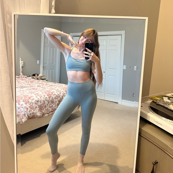 Vuori light blue workout set - Picture 4 of 7